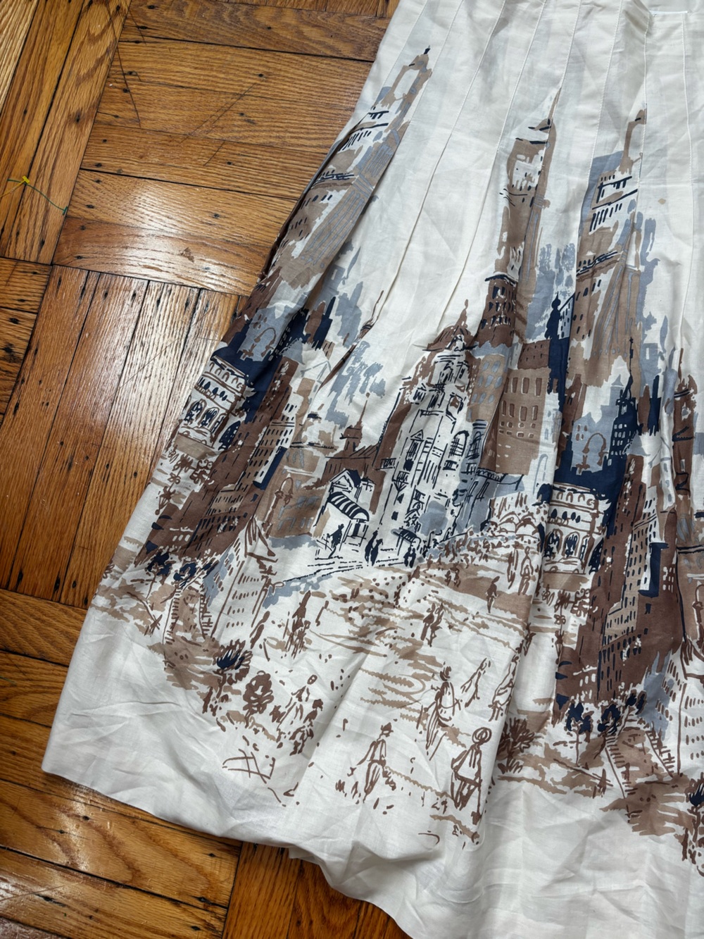 Pleated Midi Skirt With Cityscape Print - Picture 2 of 6